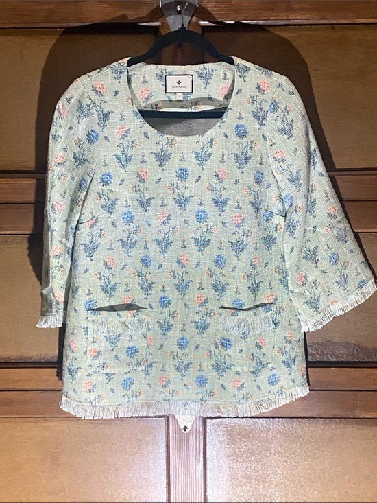 Tuckernuck Tops - Tuckerneck Floral Jardin Tapestry Top with long Sleeves and Fringe Sz Small
